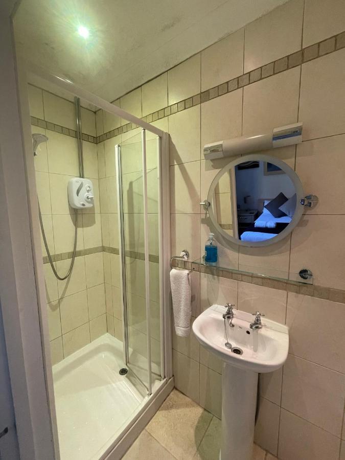 Oakhurst Gatwick 3*